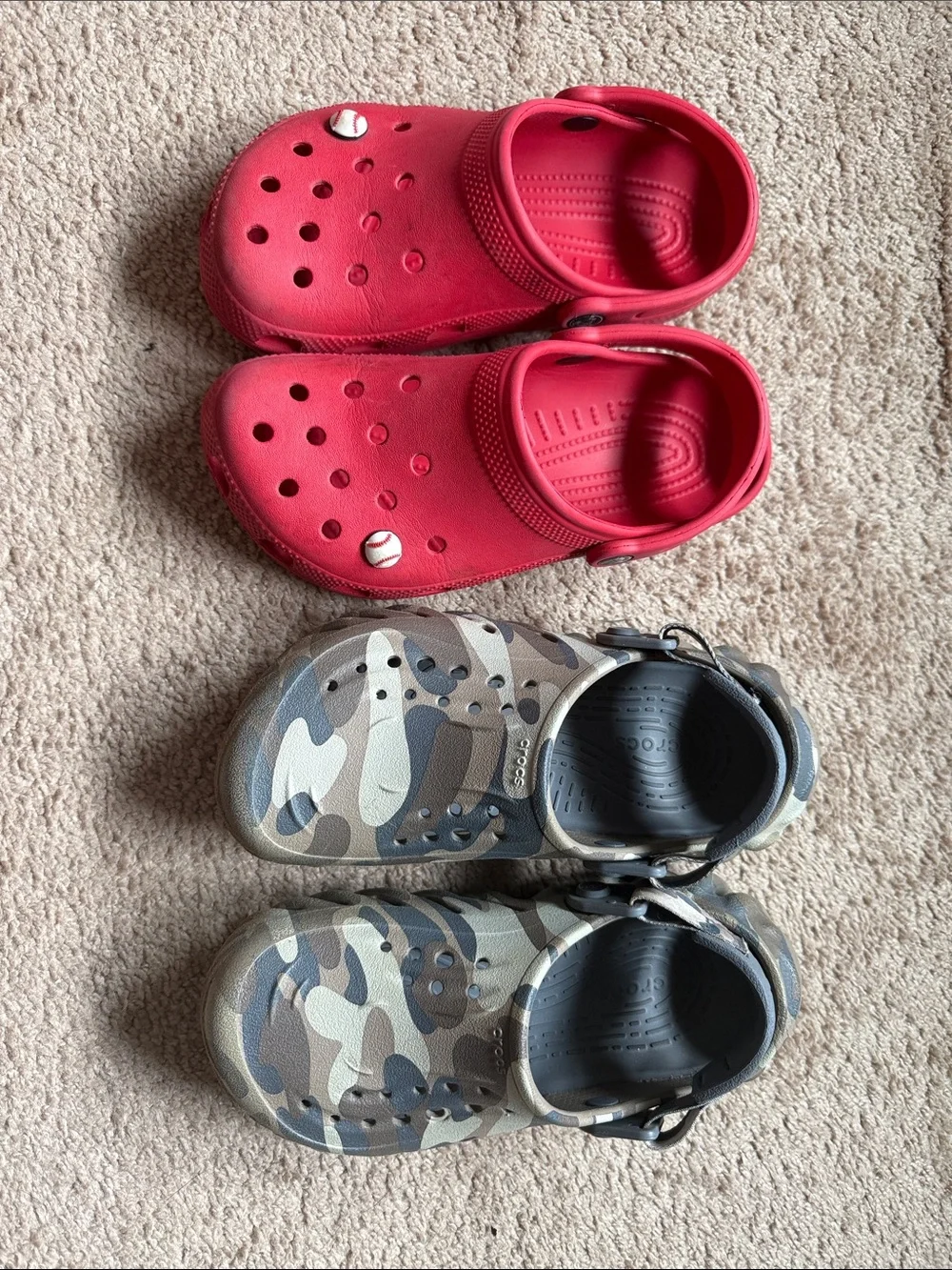 CROCS Kids Clogs in Red and Camouflage